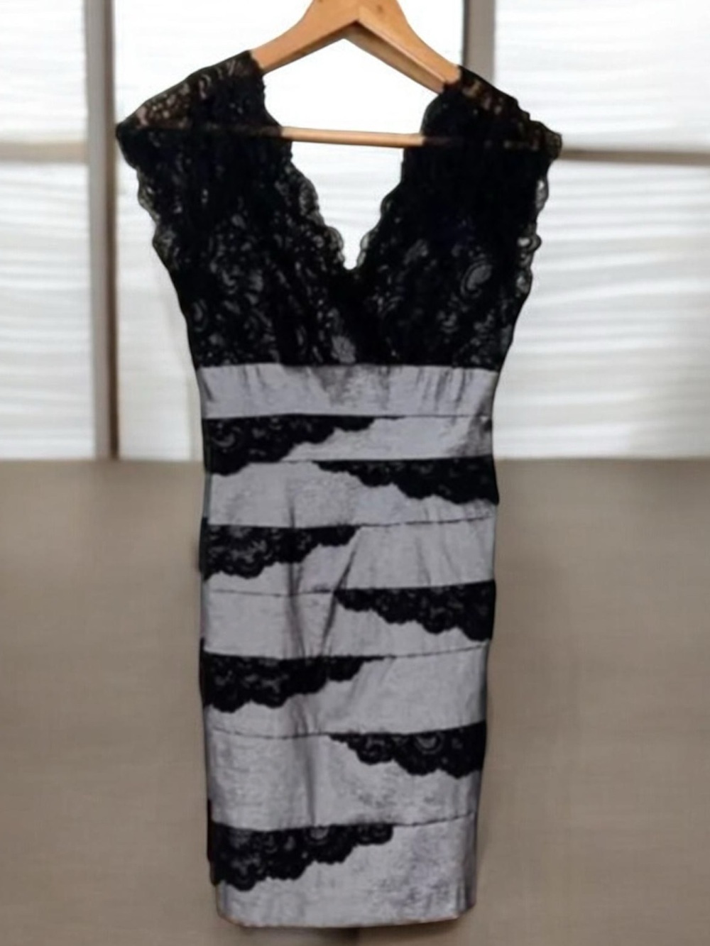 Betsy & Adam V Neck Lace Pencil Dress Size 6